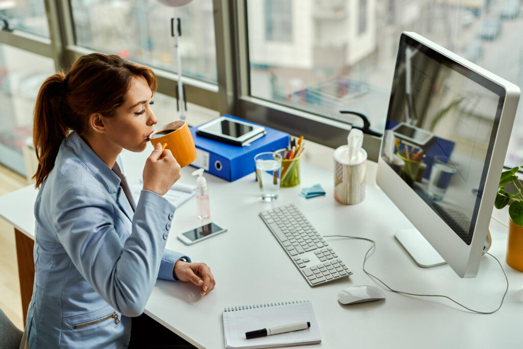 women-drinks-coffee-at-office